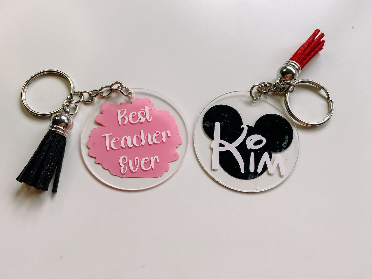 cute pesonalised keychains made using cricut joy and vinyl.