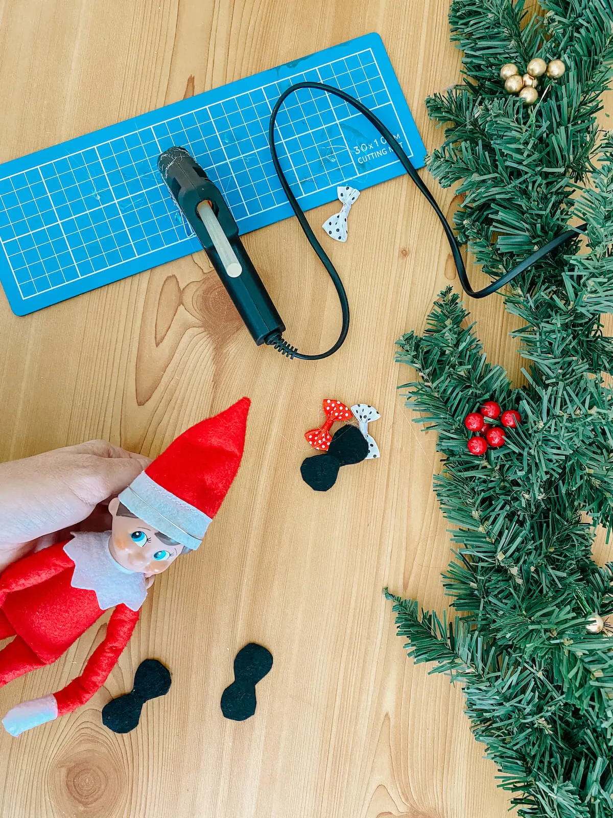 measuring wire around elf on the shelf