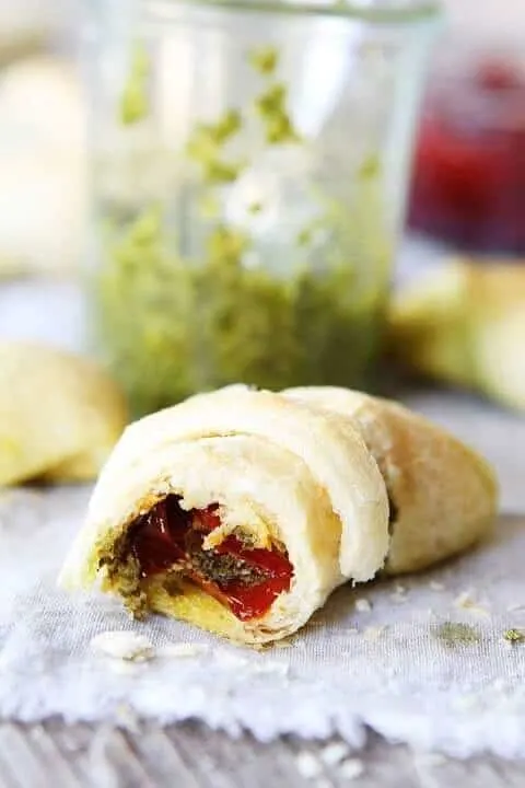 Pesto roasted red pepper crescent rolls